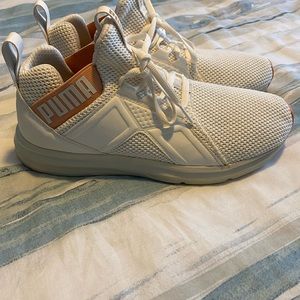 Women’s off white Puma size 10. Don’t have the original box.